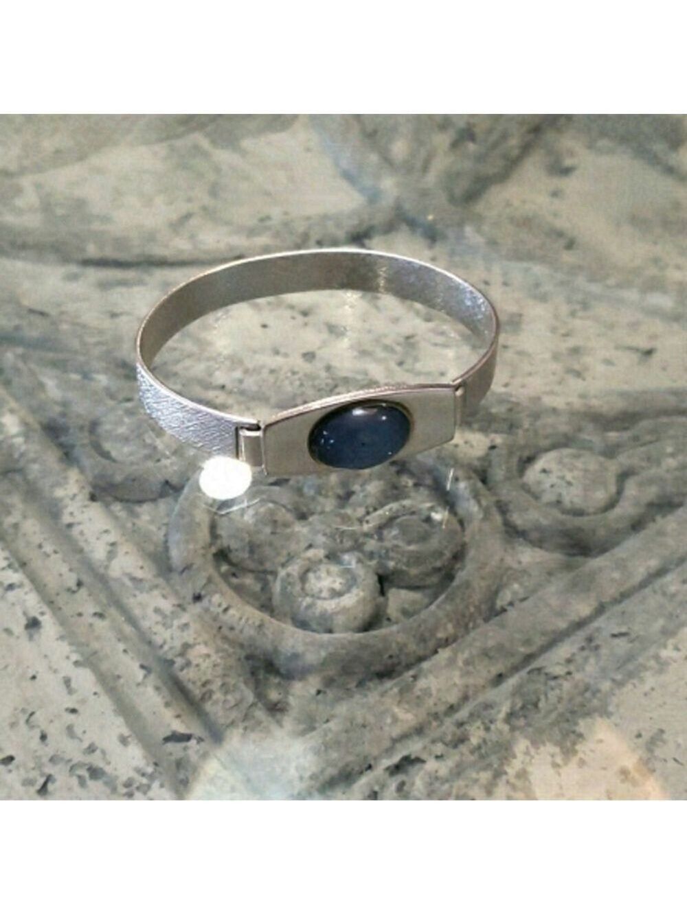 Bracelet with blue stone